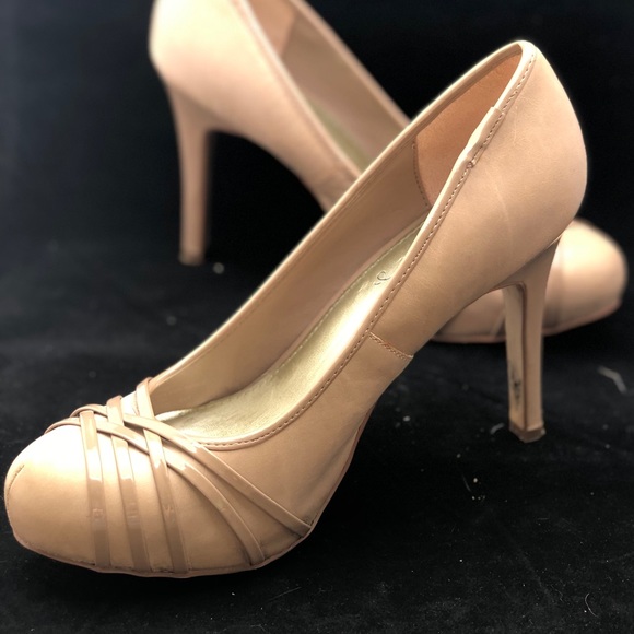 Fergie Tazed nude heels pumps